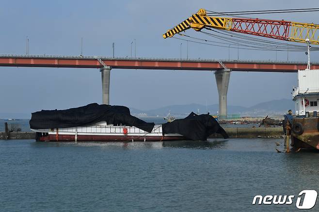 전복 사고가 발생한 24톤급 근해통발어선 '청보호'가 10일 오후 전남 목포시 연산동의 한 조선소에 들어오고 있다. 앞서 청보호는 지난 4일 오후 11시19분쯤 전남 신안군 대비치도 서쪽 16.6㎞ 해상에서 전복됐다. 2023.2.10/뉴스1 ⓒ News1 이수민 기자