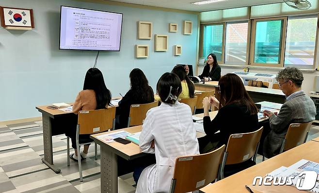 충북 청주교육지원청이 7일 올해 상반기 신규·저경력 교사 맞춤형 학교회계 컨설팅을 진행하고 있다.(청주교육지원청 제공)/ 뉴스1