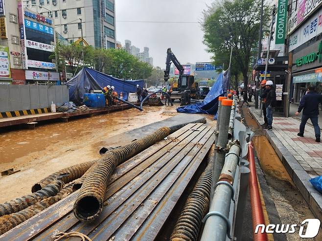 7일 광주 서구 풍금사거리 일대에서 상수도관이 파열돼 물이 흘러넘치고 있다.(독자제공) 2023.4.7/뉴스1 ⓒ News1