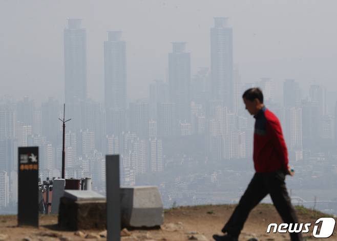 경기 지역에 초미세먼지 농도가 나쁨 수준을 보인 7일 오전 경기 오산시 보적사에서 바라본 도심이 초미세먼지의 영향으로 뿌연 모습을 보이고 있다. 2023.4.7/뉴스1 ⓒ News1 김영운 기자