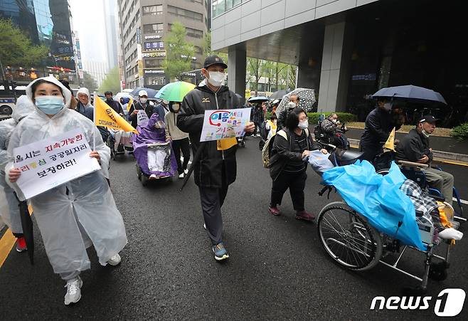 전국장애인차별철폐연대(전장연)를 비롯한 장애인단체 회원들이 6일 오후 서울시청 앞에서 공공일자리 확대를 요구하며 행진하고 있다. 2023.4.6/뉴스1 ⓒ News1 신웅수 기자