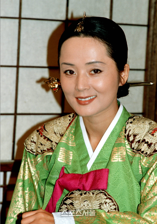 갸름한 얼굴선 덕에 유난히 쪽머리가 잘 어울렸던 김영애. 스포츠서울DB