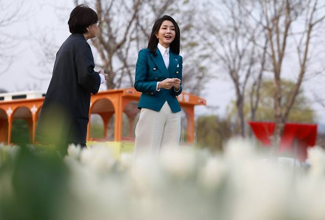 순천만국제정원박람회 찾은 김건희 여사 (순천=연합뉴스) 안정원 기자 = 김건희 여사가 지난 31일 전라남도 순천시에서 열린 '2023 순천만국제정원박람회 개막식'에 앞서 정원을 둘러보고 있다. 2023.4.1 [대통령실 제공. 재판매 및 DB금지] jeong@yna.co.kr (끝) /사진=연합 지면화상