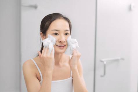 일반 피부는 아침에 꼭 폼클렌징으로 세안할 필요는 없으나, 지성·여드름 피부라면 아침에도 폼클렌징으로 세안하는 게 좋다./사진=게티이미지뱅크