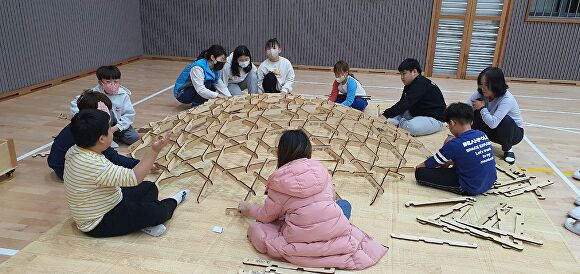 수학체험전에 참여한 학생들이  지오메트릭 돔을 이용, 다양한 체험을 하고 있다.  [사진=제주융합과학연구원]