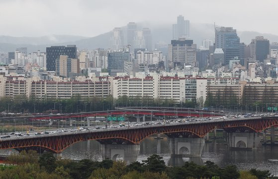 응봉산에서 바라본 압구정동 일대 모습. 연합뉴스