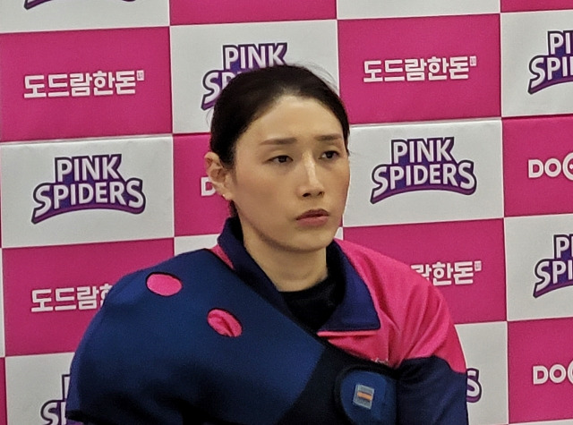 흥국생명 김연경이 6일 인천 삼산체육관에서 열린 도드람 2022-2023 V리그 챔피언결정전 5차전 경기가 끝난 뒤 인터뷰하고 있다. 권중혁 기자