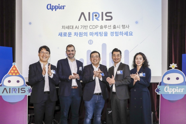 행사에 참여한 애피어 치한 유(Chih-Han Yu) CEO 겸 공동창립자, 엘리 쿠리(Elie Khoury) AIRIS 프로덕트 리드, 홍치아 하우(Hongchia How) 엔터프라이즈 솔루션 부사장, 고주연 엔터프라이즈 솔루션 세일즈 본부장, 애피어코리아 최재훈 세일즈 부사장이 함께 포즈를 취하고 있다.