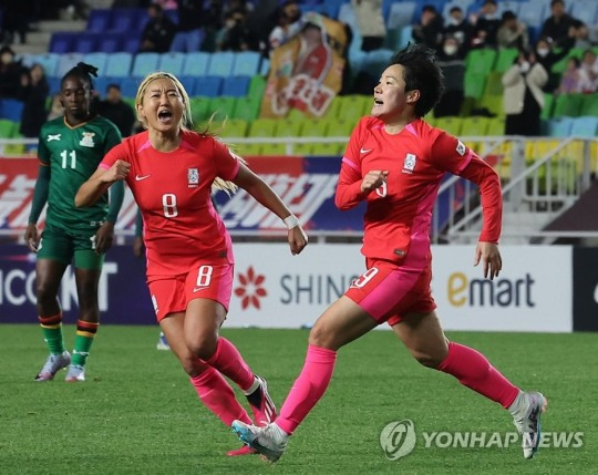 7일 수원월드컵경기장에서 열린 잠비아와의 여자 축구 대표팀 친선 경기에서 이금민(오른쪽)이 역전골을 넣고 조소현과 기뻐하고 있다. [연합뉴스]