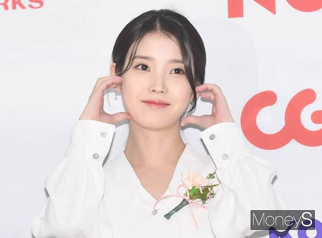 가수 겸 배우 아이유 측이 넷플릭스 오리지널 시리즈 '폭싹 속았수다'의 회당 출연료 5억원 설에 대해 해명했다. 사진은 지난해 11월 서울 여의도동 영등포구 중소기업중앙회에서 열린 제42회 한국영화평론가협회상(영평상) 시상식에 참석한 가수 겸 배우 아이유. /사진=장동규 기자