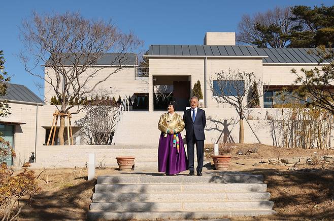 [서울=뉴시스] 이영환 기자 = 문재인 전 대통령과 김정숙 여사가 2일 경남 양산시 평산마을 사저에서 이재명 더불어민주당 대표와 당 지도부를 맞이하기 위해 대기하고 있다.(사진=더불어민주당 제공) 2023.01.02. photo@newsis.com *재판매 및 DB 금지