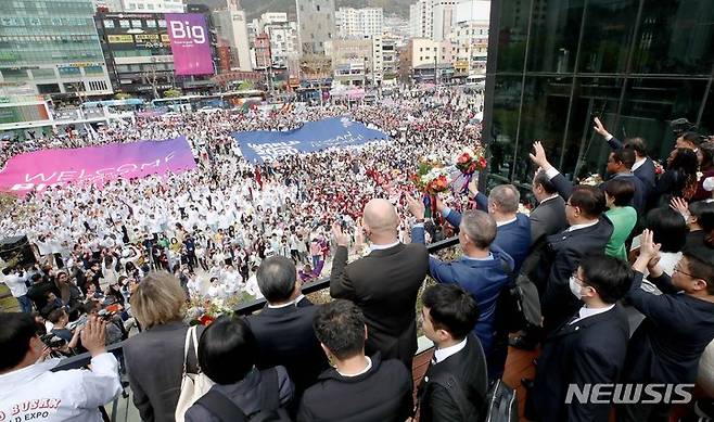 [부산=뉴시스] 하경민 기자 = 2030세계박람회 개최 후보지인 부산을 실사하기 위해 방한한 국제박람회기구(BIE) 실사단이 4일 오전 부산 동구 부산역에 도착, 광장에서 환영 나온 부산시민과 인사하고 있다. 2023.04.04. yulnetphoto@newsis.com