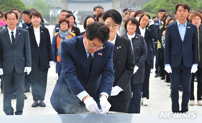 [광주=뉴시스] 이영주 기자 = 강성희 진보당 국회의원이 7일 오전 광주 북구 운정동 국립5·18민주묘지에서 5월 영령에 분향하고 있다. 2023.04.07. leeyj2578@newsis.com