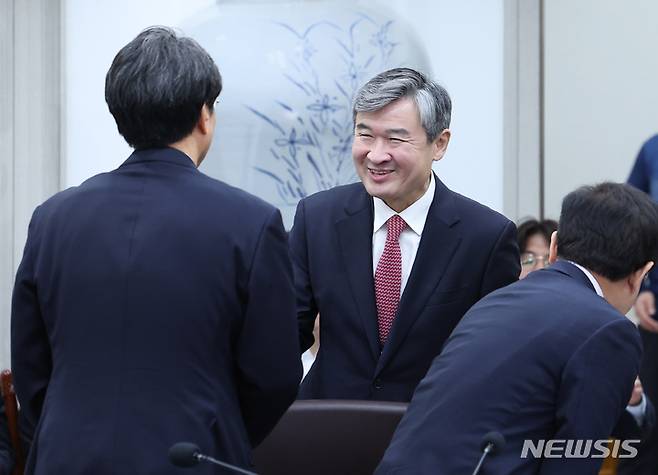 [서울=뉴시스] 전신 기자 = 조태용 국가안보실장이 4일 서울 용산 대통령실 청사에서 열린 국무회의에 앞서 국무위원들과 인사하고 있다. (대통령실통신사진기자단) 2023.04.04. photo1006@newsis.com