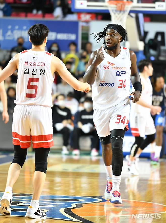 [서울=뉴시스]프로농구 서울 SK 김선형과 자밀 워니 (사진 = KBL 제공)