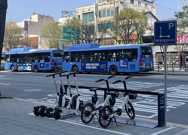 지정 주차존에 주차된 공유 모빌리티. 스윙 제공