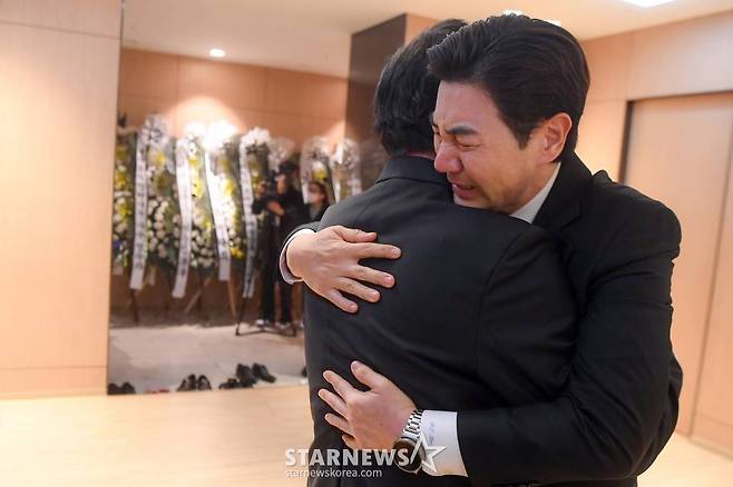 Hyundai Mees Mortuary was set up in the funeral room 1 of Chung-Ang University Hospital in Heukseok-dong, Dongjak-gu, Seoul on April 7th.The funeral will be held for five days from this day to 11th as the chief of the korea singers association. The funeral committee was chaired by the korea singers association auditor Suh Soo-nam and the funeral committee was chaired by the board of directors of the association.In Mortuary, a portrait of Hyun Mee with a bright smile was placed.A portrait of the deceased picture was followed by A wreath from President Yoon Suk-yeol in the morning.In front of the Mortuary, there was a lot of harmony from the deceaseds colleagues and music industry officials, including Singer Lee Mi-ja and Na Hoon-ah.Junior Singer Ha Chun-hwa also sought a funeral; Ha Chun-hwa broke down in tears during a retrospective of the late Hyun Mees life.He said, I was so active that I should have been born as a man, and I could not doubt my health among my seniors.I still do not realize it, but I thought it was more than a hundred years old.  I am so sorry and unhappy, but I want you to be at ease in heaven as you sang in Lee Seung. On the other hand, Hyun Mees admission will be held on the 8th, and the arrival will be confirmed at 10 am on the 11th.