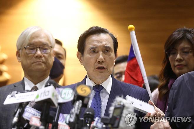 (로이터=연합뉴스) 중국 방문에 나섰던 마잉주 전 대만 총통이 7일 대만 타오위안 국제공항에 도착해 기자회견을 하고 있다. 2023.4.7.
