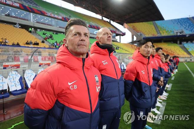 잠비아와 평가전 가지는 콜린 벨 감독 (수원=연합뉴스) 류영석 기자 = 한국 여자 축구 대표팀 콜린 벨 감독이 7일 수원월드컵경기장에서 열린 한국과 잠비아의 여자 축구 대표팀 친선 경기에서 그라운드를 바라보고 있다. 2023.4.7 ondol@yna.co.kr