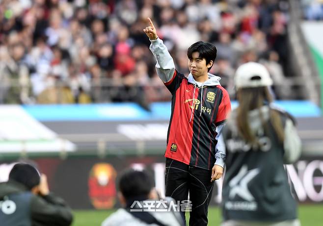 임영웅이 8일 서울 월드컵경기장에서 열린 K리그1 FC서울과 대구FC와 경기에 앞서 시축을 하고 있다.  2023. 4. 8. 최승섭기자 thunder@sportsseoul.com