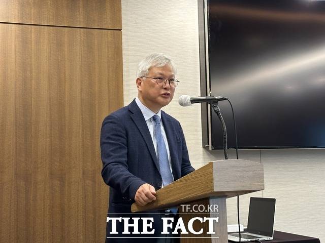 이희옥 성균중국연구소 소장은 6일 한중우호협회 주최로 서울 종로구 프레스센터에서 열린 '2023 중국 양회 결과와 한중관계' 중국전문가 포럼에서 발표하고 있다. / 한중우호협회 제공