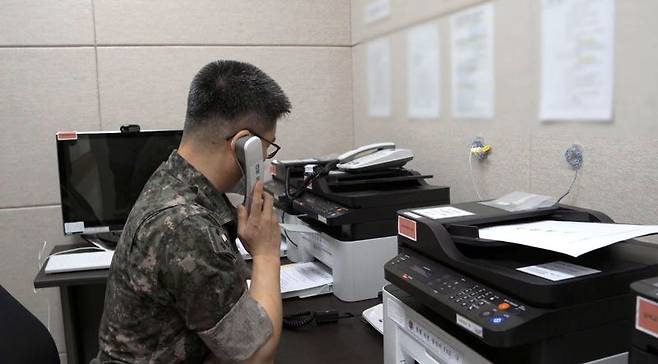 지난 2021년 7월 27일 군 장병이 서해지구 군 통신선 시험통신을 하고 있다. 사진=국방부 제공