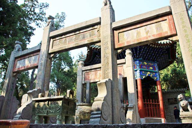 관림 한수정후묘 석패방 뒤의 팔각정과 무덤. ⓒ최종명