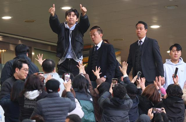 8일 오후 서울 상암월드컵경기장에서 열린 2023 프로축구 K리그1 FC서울과 대구FC 경기가 끝난 뒤 임영웅이 팬들에게 인사하며 경기장을 나서고 있다. 이날 시축자로 경기장을 찾은 임영웅은 4만5,007명의 관중을 모았으며, 이는 신종 코로나바이러스 감염증(코로나19) 이후 한국스포츠 최다 관중 수다. 연합뉴스