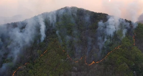 지난 2일 대전 서구 산직동과 맞닿은 충남 금산군 복수면에서 산불이 나고 있다. 연합뉴스