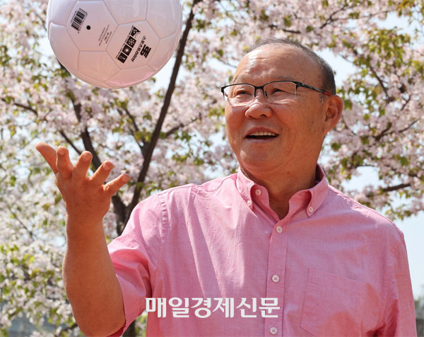 봄꽃 앞에서 포즈를 취하고 있는 박항서 전 베트남 축구 국가대표팀 감독. [한주형 기자]