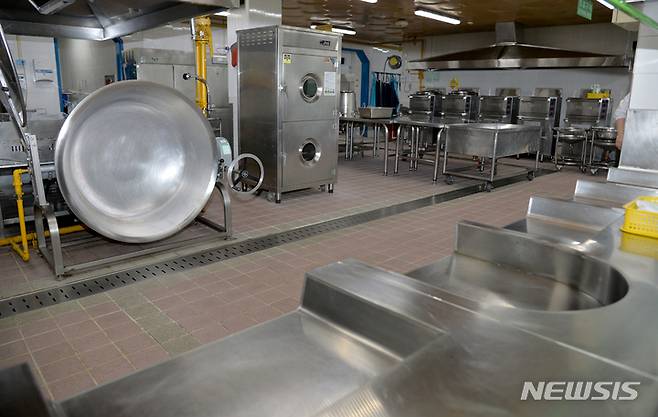 [광주=뉴시스] 류형근 기자 = 전국학교비정규직노동조합이 총파업을 단행한 가운데 지난해 11월25일 오전 광주 광산구 한 초등학교 급식실이 비어있다. 2022.11.25. hgryu77@newsis.com <사진은 기사 내용과 직접적인 관련이 없음>