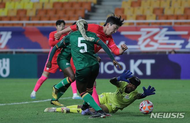 [수원=뉴시스] 김금보 기자 = 7일 경기 수원월드컵경기장에서 열린 여자축구 한국 대 잠비아의 친선경기, 후반 한국 박은선이 추가골을 넣고 있다. 2023.04.07. kgb@newsis.com