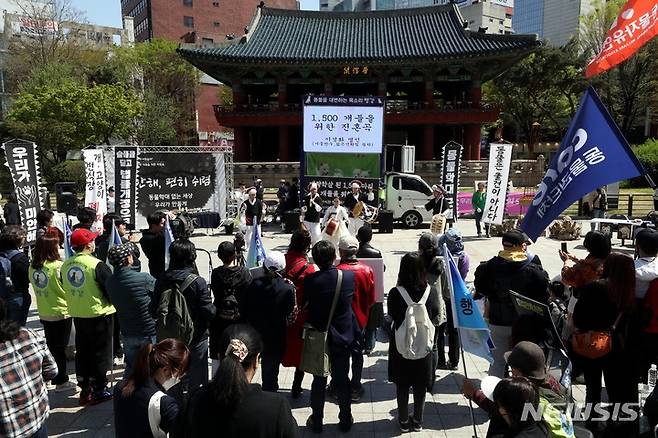 [서울=뉴시스] 조성봉 기자 = 8일 오후 서울 종로구 보신각 앞에서  열린 대량학살된 1500마리 개들을 위한 위령제에서 이경화 명인이 진혹곡 공연을 하고 있다. 이날 위령제에는 번식장·펫샵 폐지 시민행동에 연대하는 110개 동물권 단체들과 환경단체, 민변 동물권위원회, 동물의 권리를 옹호하는 변호사들, 동물권연구변호사단체PNR 등 법조인 단체, 정의당, 녹색당, 더밝은미래당 등 정당 소속 기관들도 참석했다. 2023.04.08. suncho21@newsis.com