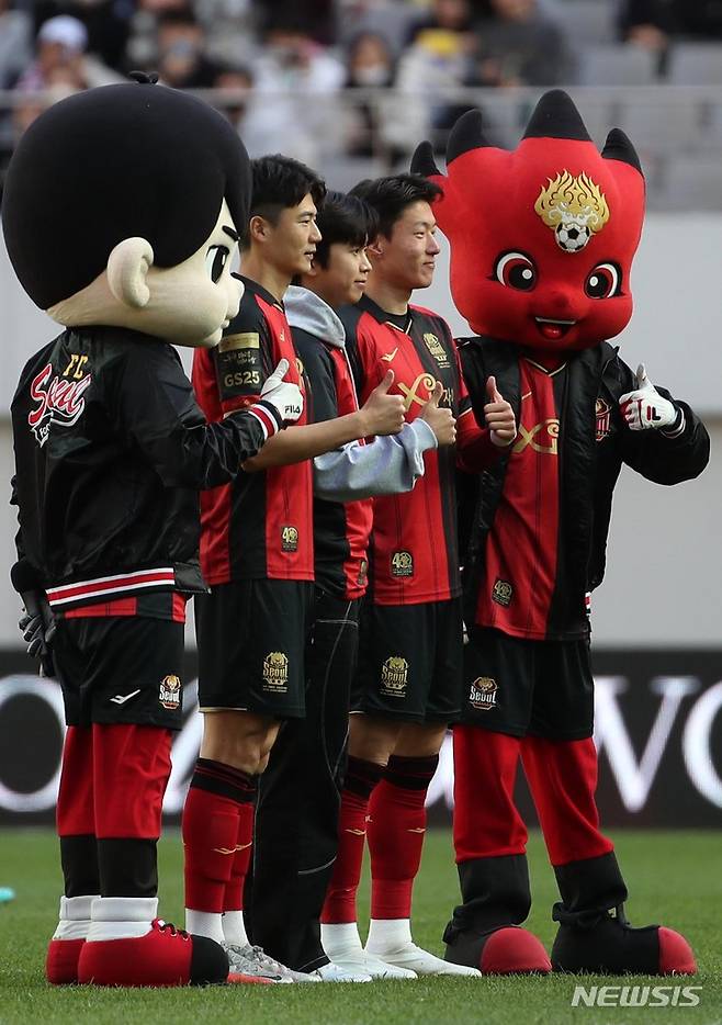 [서울=뉴시스] 김선웅 기자 = 가수 임영웅이 8일 서울 마포구 서울월드컵경기장에서 열린 프로축구 K리그1 FC서울과 대구FC의 경기 시작 전 시축 후 기성용, 황의조와 기념촬영을 하고 있다. 2023.04.08. mangusta@newsis.com