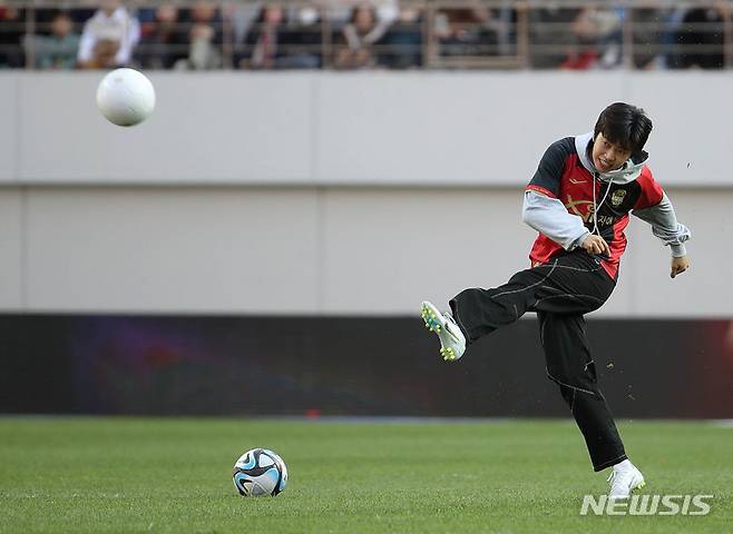 [서울=뉴시스] 김선웅 기자 = 가수 임영웅이 8일 서울 마포구 서울월드컵경기장에서 열린 프로축구 K리그1 FC서울과 대구FC의 경기 시작 전 시축을 하고 있다. 2023.04.08. mangusta@newsis.com