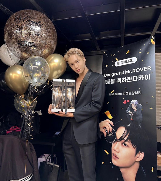 EXO Kai received the first place celebration from the luxury beauty brand.On the 8th, Kai released several photos. The colorful and neat Feelings were part of a party that was simple but neat to convey, even if you look at the balloons.Such an embellishment matched Kais mood, which was neither excessive nor overflowing.In the Y Beauty brand where Kai is an ambassador, he congratulated him with the words Congratulations Kai.Kai, who made a comeback with the title track ROVER of the mini solo album on the 13th, is ranked # 1 in music broadcasting, # 1 in the worlds top 48 albums charts, # 1 in the world wide iTunes album chart, # 1 in the QQ music digital album sales chart in China, And the number of users of the music source site is increasing day by day.In addition, Twice, Le Seraphim, SF9 and many other idol main dancers Robber Challenge is exciting, and it is getting popular all over the world in TikTok.Kai seems to be willing to post a message to express his gratitude and gratitude.His usual social accounts are more like a portfolio that leaves his activities as a trajectory rather than a show, but he has shown a slightly different direction since this year, revealing numerous birthday celebrations.Still, her natural shyness seems unavoidable: a full-blown photo of her elegant blonde hair and elegant black suit, followed by Kai, her head down and face covered, smiling helplessly.Even this is more than a picture.The hands and wrists with clear bones, the Feelings, which are over half covered with a nice smile, and the relaxed buffet, reveal the broad shoulders and sleek waist dancing, and the long neckline that is revealed by bowing the head.Its like Jennifer Lopezs Dior Dress, which fell at the Academy Awards but became a hot topic in the fashion world.The fans responded in various ways such as It is so beautiful, RVOER is really good, it is a song activity, It is good to celebrate the first prize, It is good to see the balloon logo well, .On the other hand, Kais EXO has a fan meeting on the 8th and 9thkai channel
