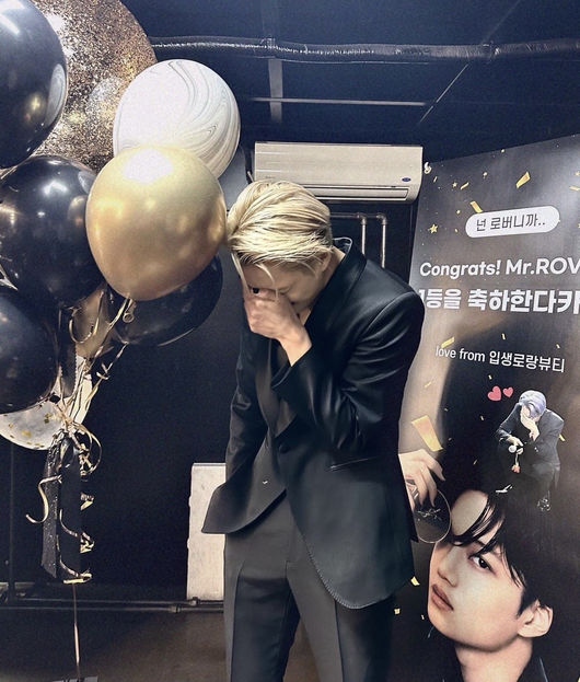 EXO Kai received the first place celebration from the luxury beauty brand.On the 8th, Kai released several photos. The colorful and neat Feelings were part of a party that was simple but neat to convey, even if you look at the balloons.Such an embellishment matched Kais mood, which was neither excessive nor overflowing.In the Y Beauty brand where Kai is an ambassador, he congratulated him with the words Congratulations Kai.Kai, who made a comeback with the title track ROVER of the mini solo album on the 13th, is ranked # 1 in music broadcasting, # 1 in the worlds top 48 albums charts, # 1 in the world wide iTunes album chart, # 1 in the QQ music digital album sales chart in China, And the number of users of the music source site is increasing day by day.In addition, Twice, Le Seraphim, SF9 and many other idol main dancers Robber Challenge is exciting, and it is getting popular all over the world in TikTok.Kai seems to be willing to post a message to express his gratitude and gratitude.His usual social accounts are more like a portfolio that leaves his activities as a trajectory rather than a show, but he has shown a slightly different direction since this year, revealing numerous birthday celebrations.Still, her natural shyness seems unavoidable: a full-blown photo of her elegant blonde hair and elegant black suit, followed by Kai, her head down and face covered, smiling helplessly.Even this is more than a picture.The hands and wrists with clear bones, the Feelings, which are over half covered with a nice smile, and the relaxed buffet, reveal the broad shoulders and sleek waist dancing, and the long neckline that is revealed by bowing the head.Its like Jennifer Lopezs Dior Dress, which fell at the Academy Awards but became a hot topic in the fashion world.The fans responded in various ways such as It is so beautiful, RVOER is really good, it is a song activity, It is good to celebrate the first prize, It is good to see the balloon logo well, .On the other hand, Kais EXO has a fan meeting on the 8th and 9thkai channel