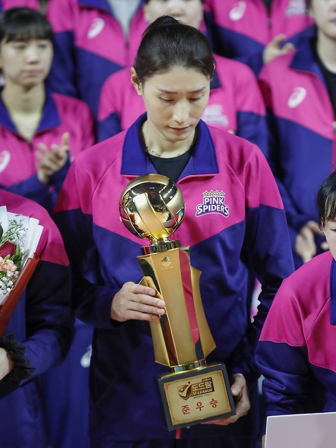 흥국생명 김연경이 6일 오후 인천 부평구 삼산월드체육관에서 열린 여자프로배구 2022-2023 V리그 챔피언 결정전 흥국생명과 한국도로공사 5차전 경기에서 세트 스코어 3대2로 패배 후 준우승 트로피를 들고 있다.  뉴스1