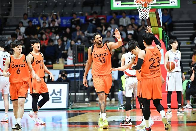 기뻐하는 캐롯 선수들 [KBL 제공. 재판매 및 DB 금지]