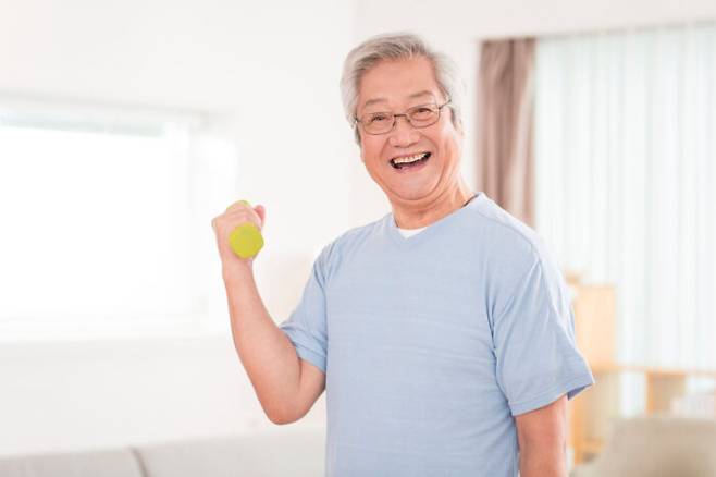 인간의 기대수명은 점점 길어지고 있어 중년부터 준비하는 노년의 건강 관리법은 더욱 중요해졌다. [사진=클립아트코리아]