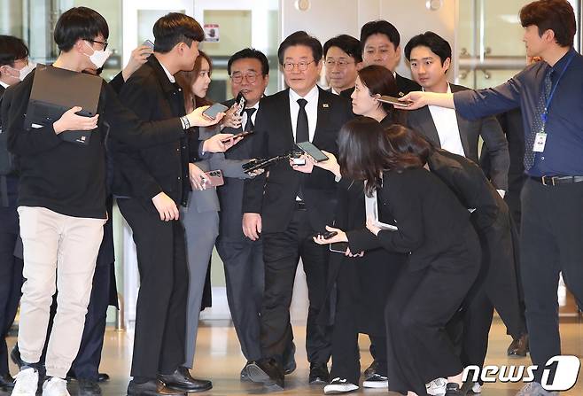 이재명 더불어민주당 대표가 9일 오후 서울 강남구 삼성서울병원 장례식장에 마련된 이낙연 전 더불어민주당 대표의 장인 김윤걸 전 교수의 빈소 조문을 마치고 나서고 있다. 2023.4.9/뉴스1 ⓒ News1 임세영 기자