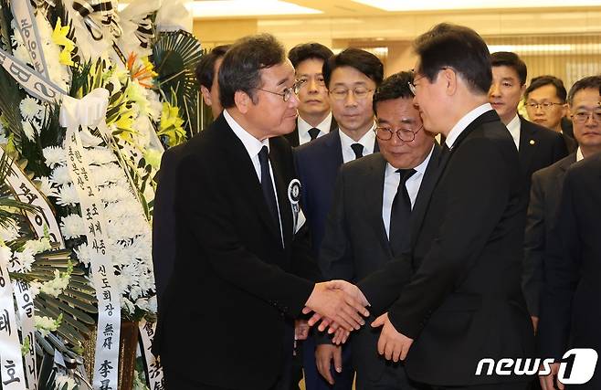 이낙연 더불어민주당 전 대표가 9일 오후 서울 강남구 삼성서울병원 장례식장에 마련된 장인 김윤걸 전 교수의 빈소에서 이재명 대표를 배웅하고 있다. (공동취재) 2023.4.9/뉴스1 ⓒ News1 임세영 기자