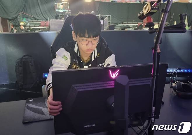 젠지e스포츠의 도란 선수가 8일 경기 시작 전 기기를 정비하는 모습 (박소은 기자)