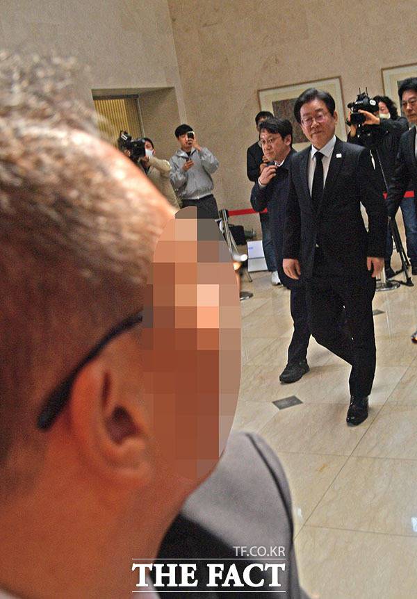 이재명 더불어민주당 대표(오른쪽)가 9일 오후 서울 강남구 삼성서울병원 장례식장에 마련된 이낙연 전 대표의 장인 빈소를 찾은 가운데 한 시민이 이 대표의 조문에 항의하고 있다. /남윤호 기자