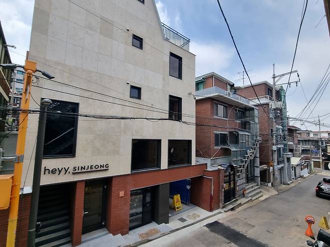 지난 7일 서울 양천구 신정동에 있는 코리빙 하우스 '헤이' 전경. 노후 빌라가 밀집된 골목 사이에 자리잡고 있다. /백윤미 기자