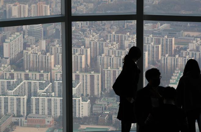 서울 송파구 롯데월드타워 서울스카이 전망대에서 아파트 단지가 보이고 있다. /뉴스1