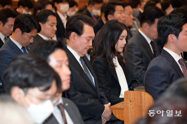 윤석열 대통령과 김건의 여사가 9일 서울 중구 영락교회에서 열린 부활절 연합예배에서 기도하고 있다. 대통령실사진기자단