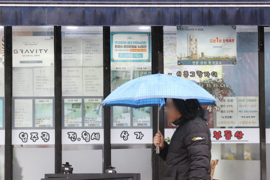 서울 한 부동산중개업소 앞에 붙은 매물.



<사진=연합뉴스>