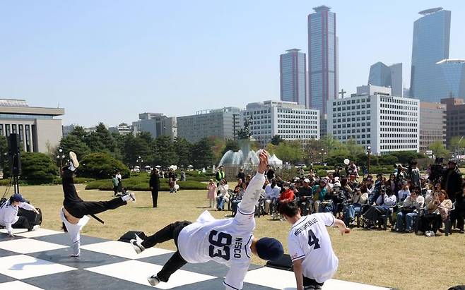 국회는 '국회의 봄, 희망을 피우다'라는 국회개방행사를 코로나19로 중단된 지 4년만에 개최했다. 9일 시민들이 국회 잔디광장에서 펼쳐지는 공연을 관람하고 있다. 사진=김범석 기자