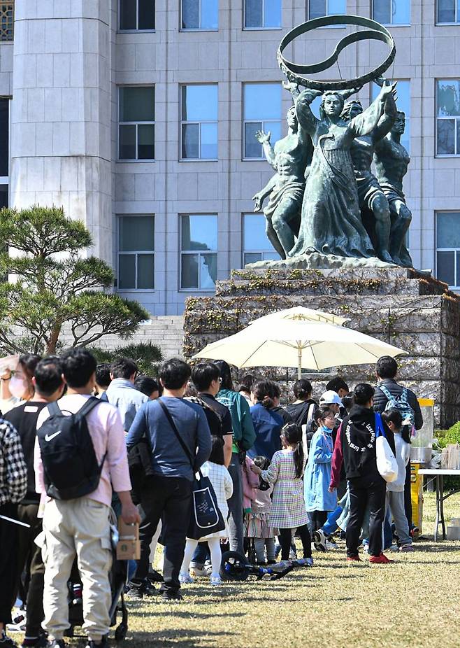 국회는 '국회의 봄, 희망을 피우다'라는 국회개방행사를 코로나19로 중단된 지 4년만에 개최했다. 9일 시민들이 국회 잔디광장에서 이벤트에 참가하기 위해 줄지어 서 있다. 사진=김범석 기자